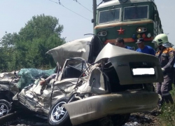 Поезд, следовавший в Новороссийск, раздавил иномарку