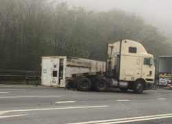 Фура влетела в отбойник на въезде в Новороссийск