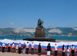Новороссийцев с Днем России поздравили из космоса, мэрии и Кремля