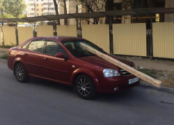 Огромный брус упал на автомобиль с незаконной стройки в Новороссийске