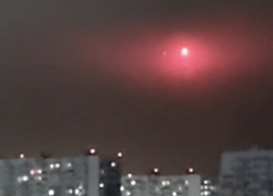 Похоже на сигнальную ракету: жительница Новороссийска сняла зарево над городом
