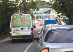 Для маршруток №8 объезжать пробку по встречке становится нормой