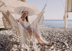 Софья Мальцева участница «Мисс Блокнот Новороссийск – 2025» купается в лучах закатного солнца