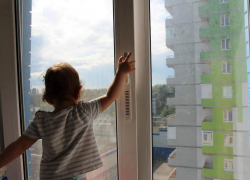 Трехлетний малыш выпал из окна в Новороссийске 