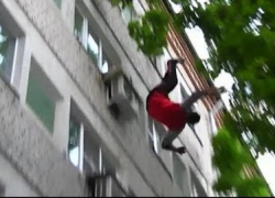 Вышли покурить и улетели в ночь двое мужчин с балконов в Новороссийске 