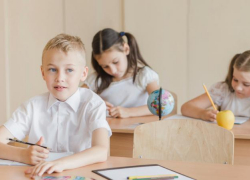 Школьникам нужно учиться с 9 утра и отдыхать два дня, считают депутаты