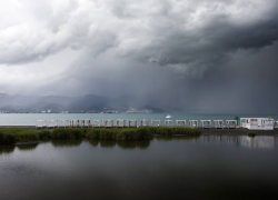 Погода в Новороссийске в понедельник: ветер, дождь и серое небо 