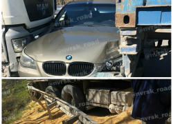 Под Новороссийском два большегруза "зажали" между собой BMW 
