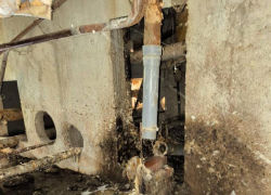 "Вонь стоит на весь подъезд, УК не реагирует": жалуются в Новороссийске на состояние подвала-убежища