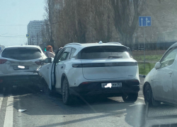 Четыре машины «поцеловались» в Новороссийске: собирается пробка 