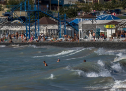 С пляжей Новороссийска исчезли урны и скамейки