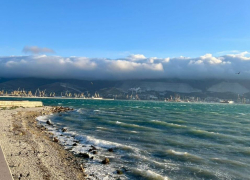 Погода в Новороссийске: осенняя прохлада и порывы ветра до 18 метров в секунду