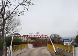 Водитель в Новороссийске сломал арку моста и уехал