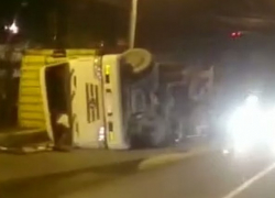 Фура «прилегла отдохнуть» на одном из мостов Новороссийска