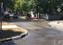 Прямо в центре Новороссийска прорвало канализацию