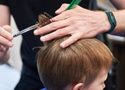 Только в присутствии родителей и наличии колясочной: детей в Новороссийске будут стричь по ГОСТу