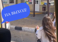 «На выход»: в Новороссийске водитель маршрутки выгнал школьниц из общественного транспорта 