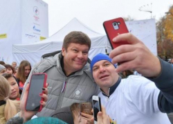 Прогуляться по набережной с известным телеведущим: в Новороссийске пройдет "Всероссийский день ходьбы"