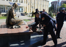 Календарь: в Новороссийске открыли памятник погибшим милиционерам