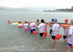 В Новороссийске прошел массовый заплыв с 12-метровой георгиевской лентой 