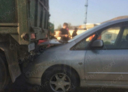  Легковушка въехала в камаз в центре Новороссийска