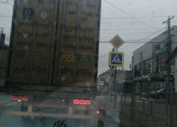 «Когда кончится этот беспредел?» - новороссийцы в бешенстве из-за огромных фур в переулках 