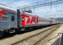 К Черному морю снова не идут поезда: 38 составов задерживаются из-за падения обломков беспилотников