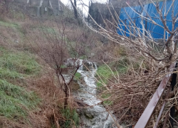 «Тонны воды» утекают из трубы в Новороссийске