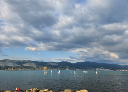 Погода в Новороссийске: невероятно жарко, но есть шанс на грозу