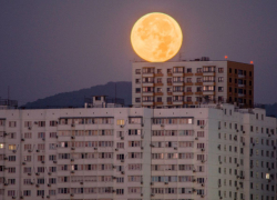 «Голубая Луна» попала в объектив новороссийского фотографа 