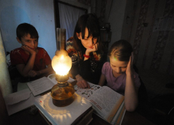 «По 10 часов света нет, а у нас маленький ребёнок», - жительница станицы Раевская возмущена отключением электричества 