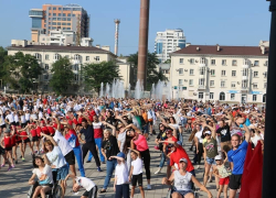 Тысячи новороссийцев вышли на Набережную, чтобы сделать утреннюю зарядку