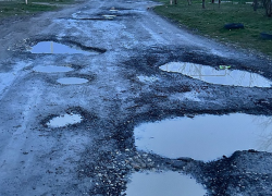 «Раевская на 1 месте по дырявым дорогам!»: новороссийцы устали ездить по ямам 