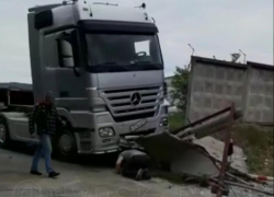 Остановил собой грузовик мужчина в пригороде Новороссийска