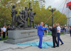 Коллективное подсознательное города-героя: мир, труд, Ленин