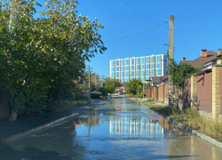 Вся вода - на дороге: житель пожаловался на "наводнение" в пригороде Новороссийска