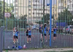 В Новороссийске детям с тренером запретили заниматься физкультурой на спортивной площадке 