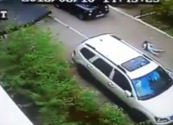 Новороссийцы переживают за сбитую у подъезда девочку