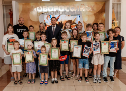 Новороссийский депутат Дмитрий Баринов наградил победителей детского конкурса о лете