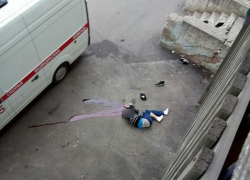 Окровавленное тело новороссийца обнаружили рядом с многоэтажкой