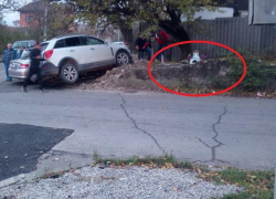 Автомобиль почти въехал в маленькую церковь в центре Новороссийска