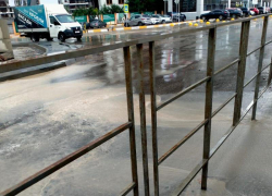 В Новороссийске люди вынуждены шлепать по лужам и грязи вдоль одной из центральных улиц 