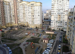 Мертвая 90-летняя бабушка лежала под балконами дома на Южной в Новороссийске