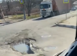 "Яма по колено": новороссийцы помогают чиновникам инспектировать состояние дорог