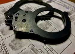Сыграли на слабостях: новороссиец остался без денег и интимной услуги
