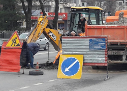 В Новороссийске посреди дороги утонул колодец