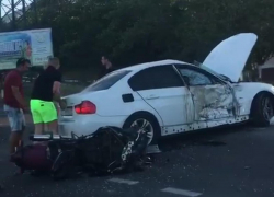 Мотоцикл влетел на полном ходу в автомобиль под Новороссийском