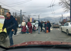 Таксист спешил выехать на "круг" первым и сбил двух пешеходов в Новороссийске