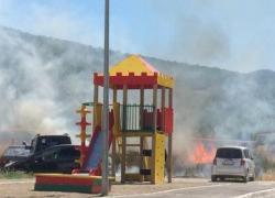 Огонь разыгрался рядом с детской площадкой в Новороссийске