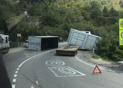 Бесконечная пробка: под Новороссийском опрокинулась фура